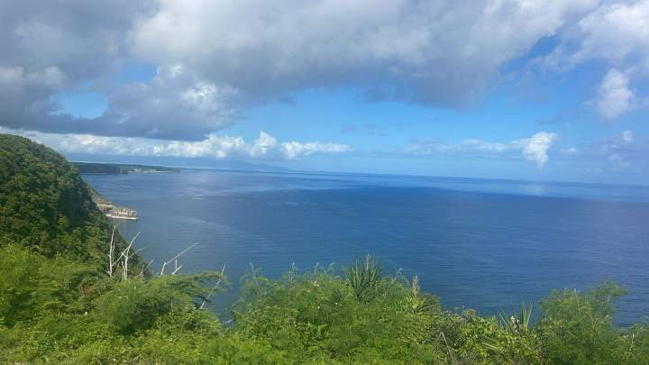 paysage côtier avec une vue sur l'océan Guadeloupe
